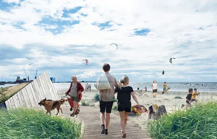 Människor går mot havet på en träspång med strandgräs på varje sida. En dam rastar sin hund. En man bär på en surfingbräda. Ute på havet syns flera kitesurfare. Barn bygger sandslott. I bakgrunden skymtar hamnen.