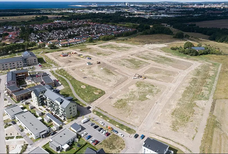 Flygbild som visar en byggarbetsplats. 