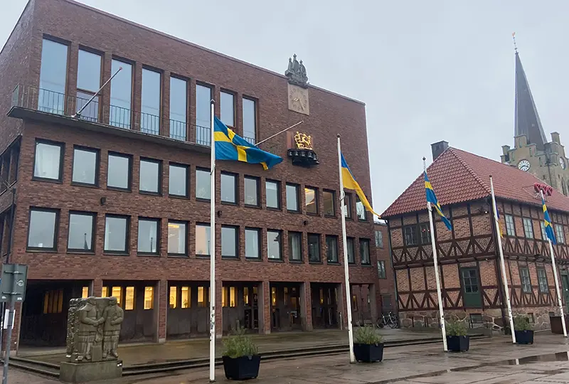 Rådhuset med gula och blå flaggor i förgrunden
