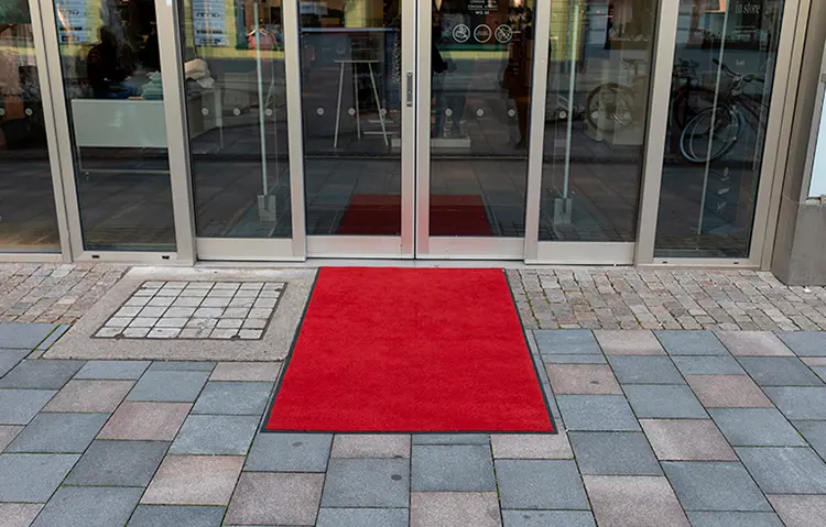 Röd matta framför butik