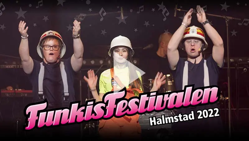 Tre personer står på scen i Funkisfestivalen 2020. De är klädda i brandkårens kläder. 