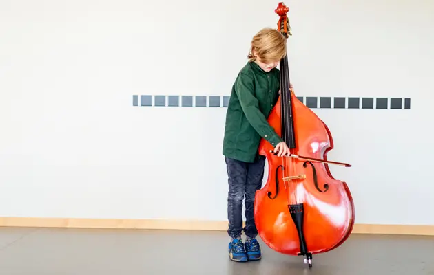 Två barn som spelar fiol och cello