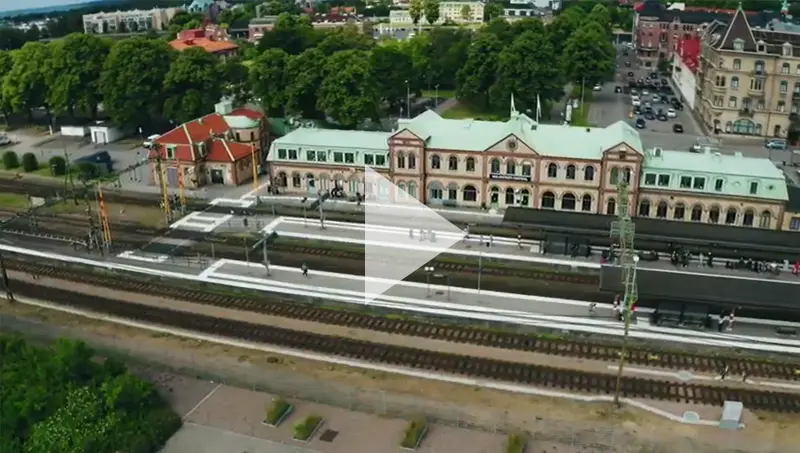 Bild från filmen om Stationsstaden, som visar stationen och tågspåren.