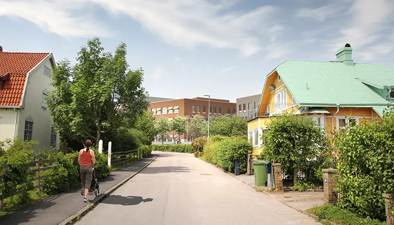 Erik Dahlsbergsgatan med villor på båda sidor och en fiktiv sjukhusbyggnad som sticken upp mellan husen.