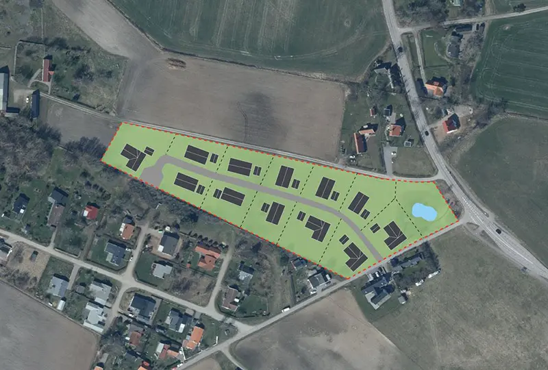 Flygbild där det nya bostadsområdet är inritat. Två rader med tomter på ett kilformat område.