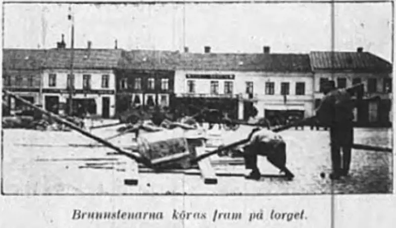 Arkivbild som visar arbetare som lastar sten på Stora torg. Den gamla bildtexten är: "Brunnstenarna köras fram på torget".