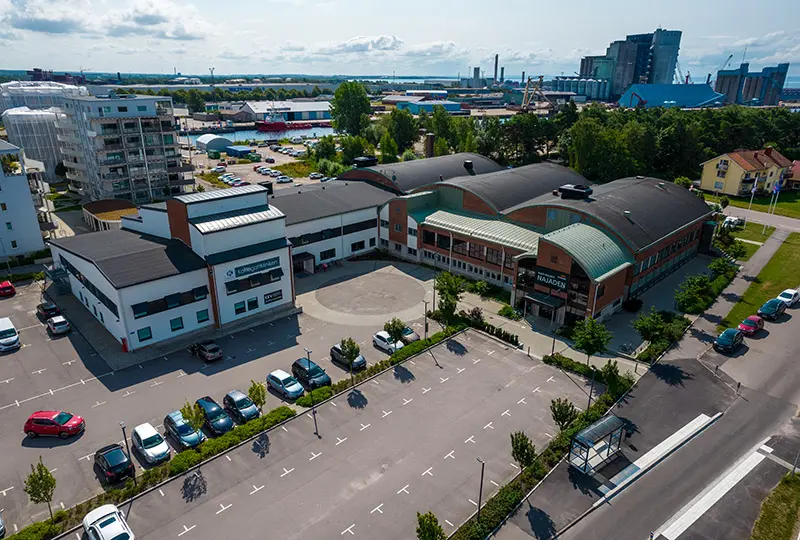 Flygbild som visar Kulturhuset Najaden och parkeringen.