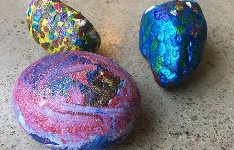 Tre stenar målade i olika färger.