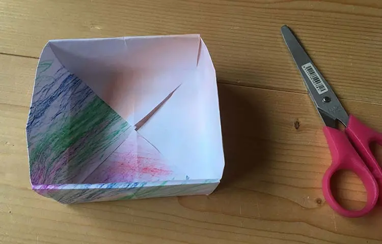 En papperslåda som är målad med kritor.