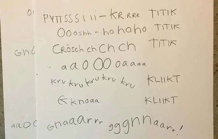 Ett papper där det står konstiga ljud skrivet, till exempel Pyttsssi-krrr, titik, oooshh-ho ho ho, titik