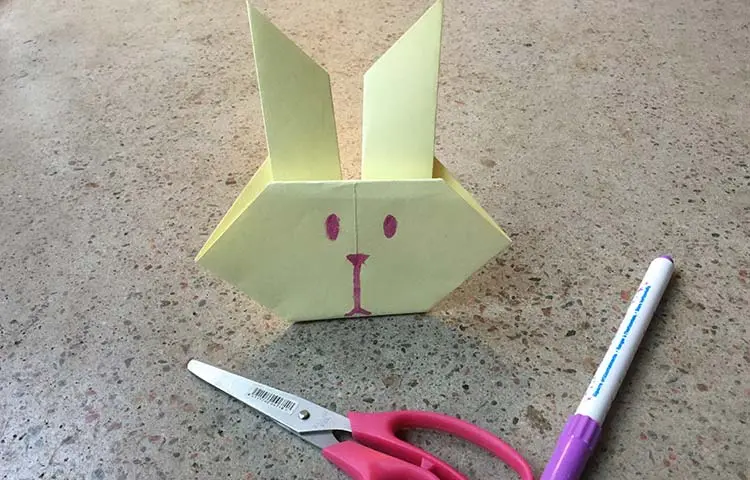 En gul hare som är vikt av papper.