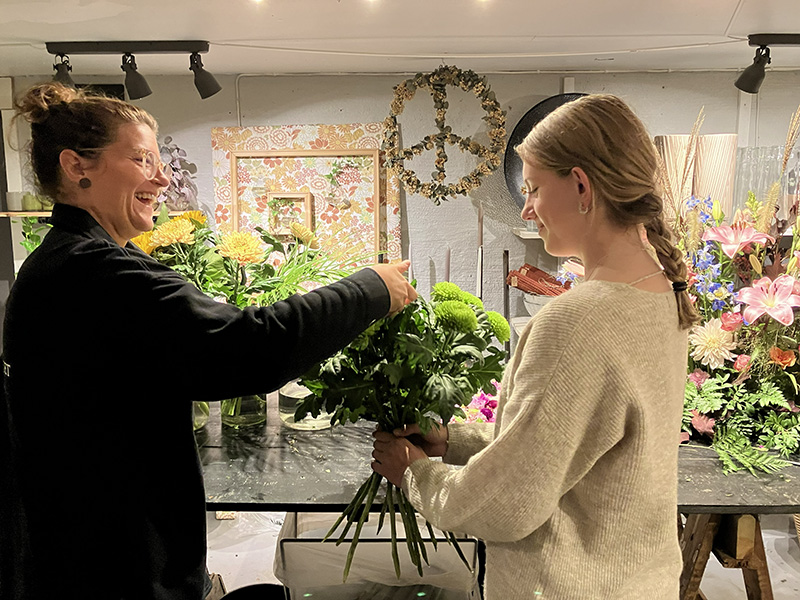Elev och lärare på floristprogrammet