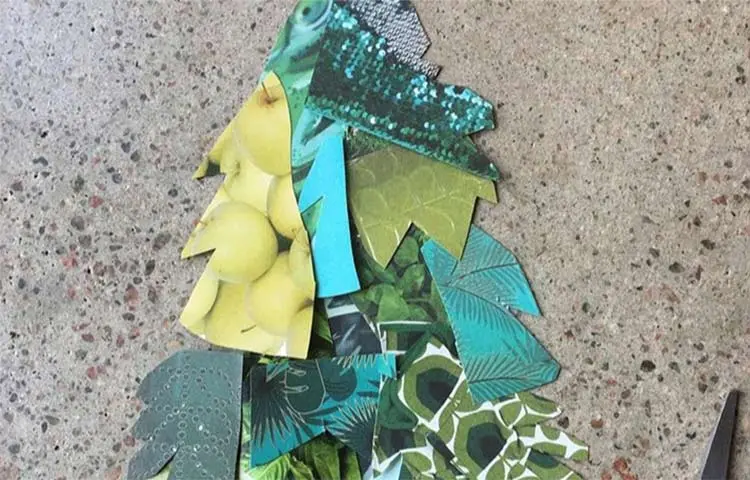En julgran skapad av gröna små papperlapper i olika mönster.