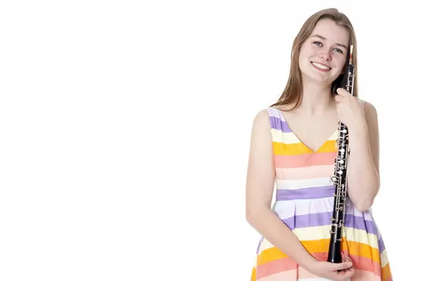 flicka som håller i en oboe
