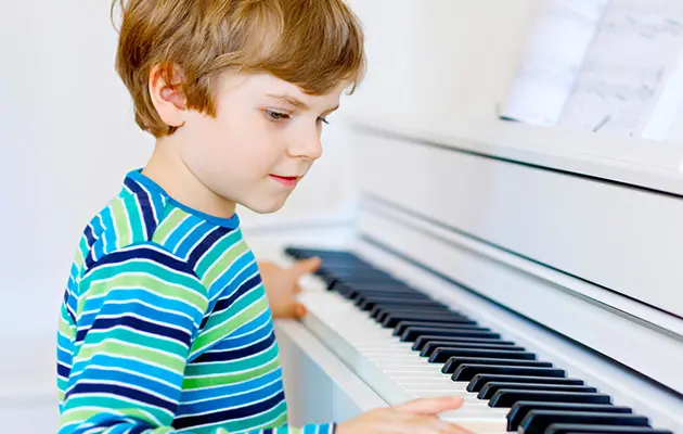 pojke som spelar piano