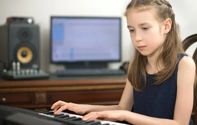flicka som spelar keyboard