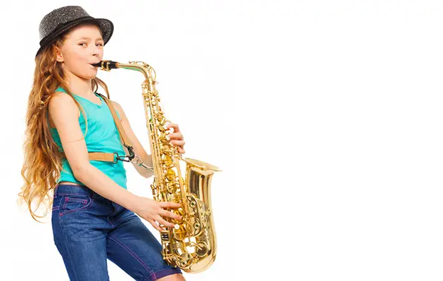 flicka som spelar saxofon