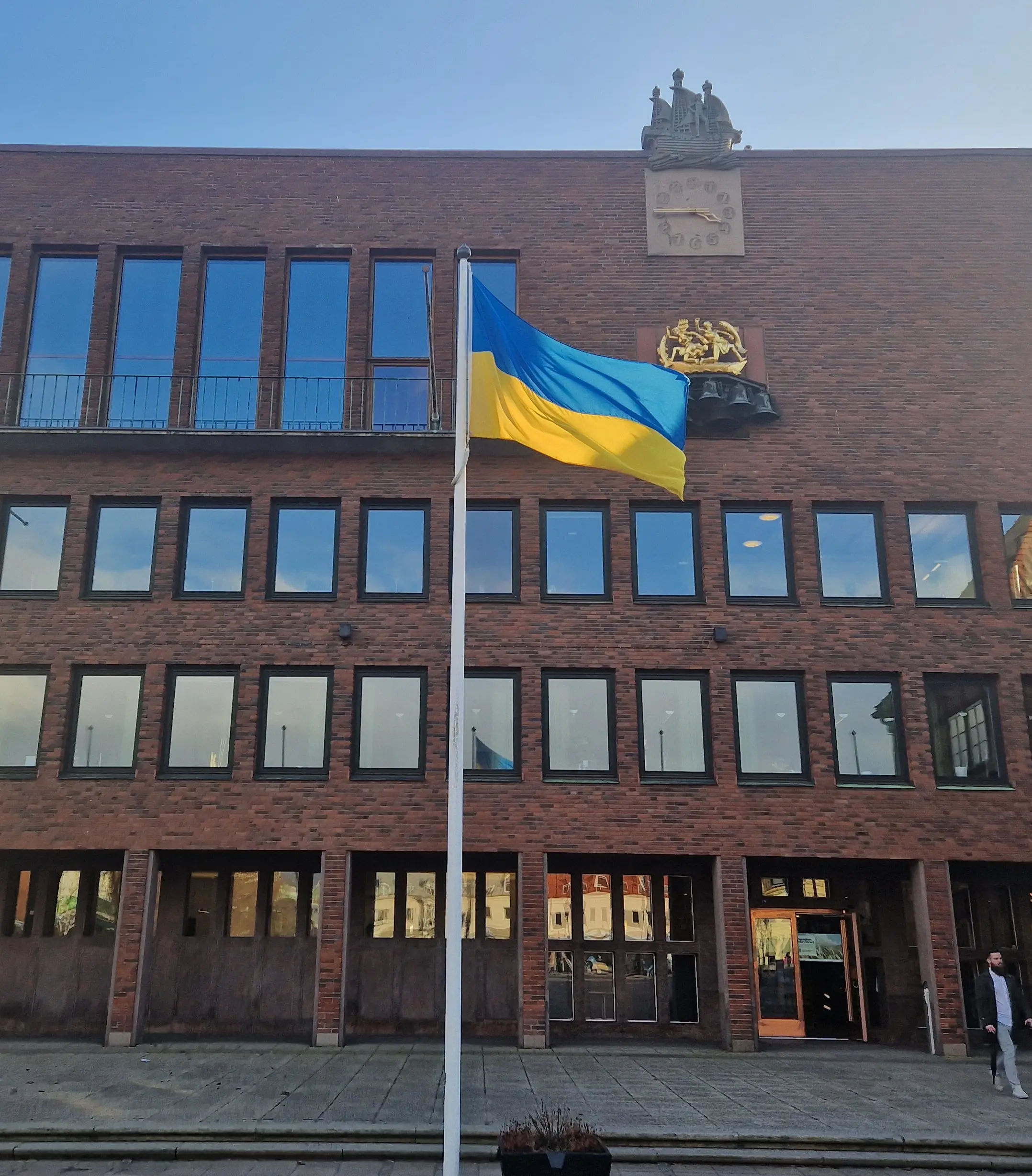 Rådhuset med en gul och blå flagga i förgrunden