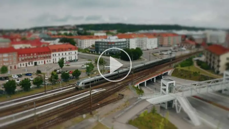 Bild från en film. Flygbild över järnvägen. 